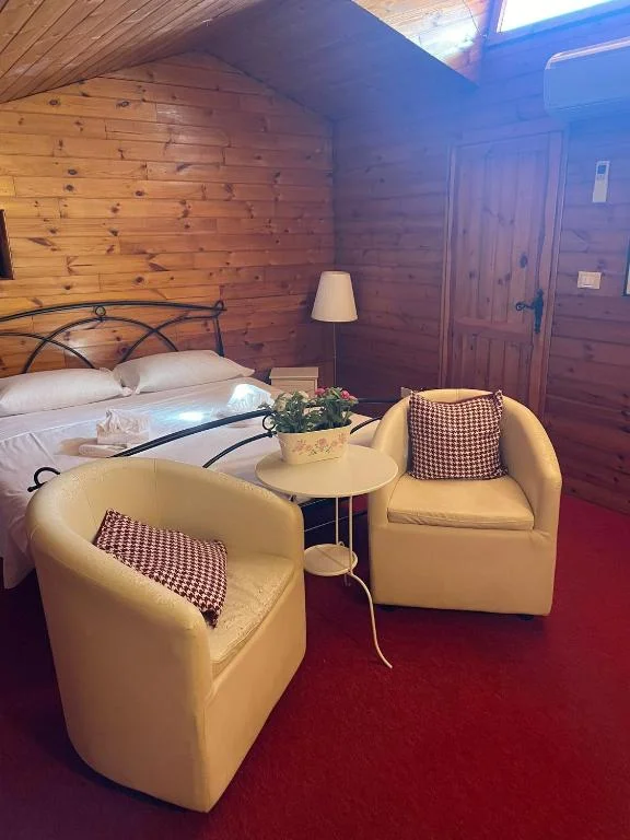 Camera mansardata rivestita in legno
