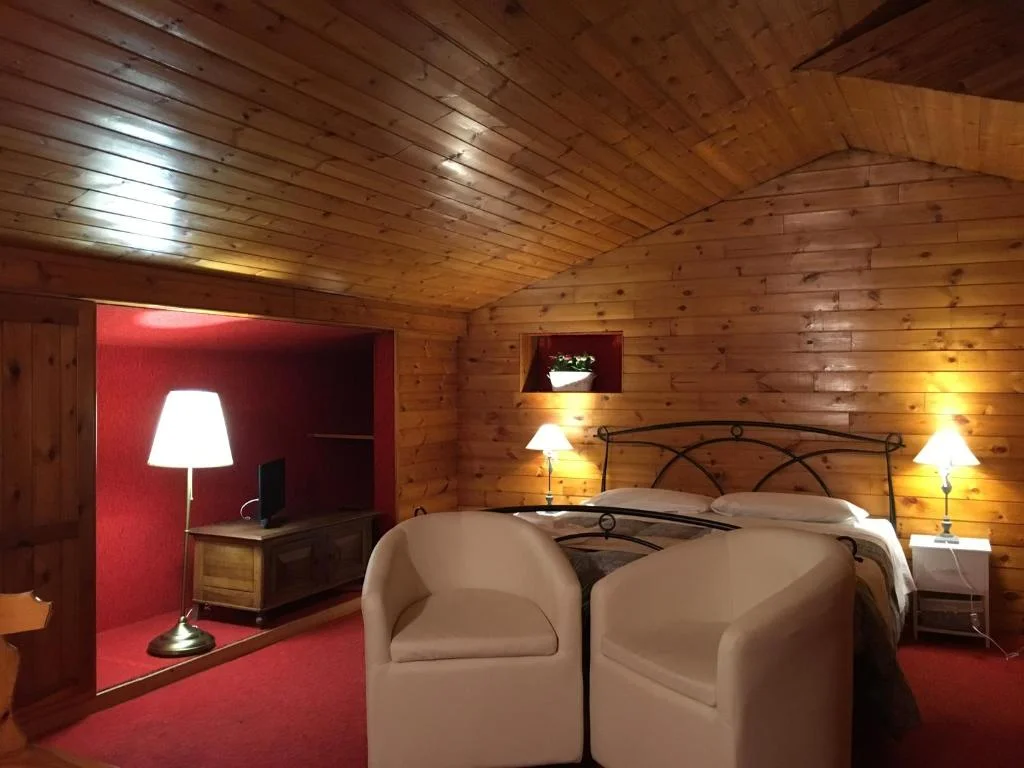 Camera mansardata rivestita in legno