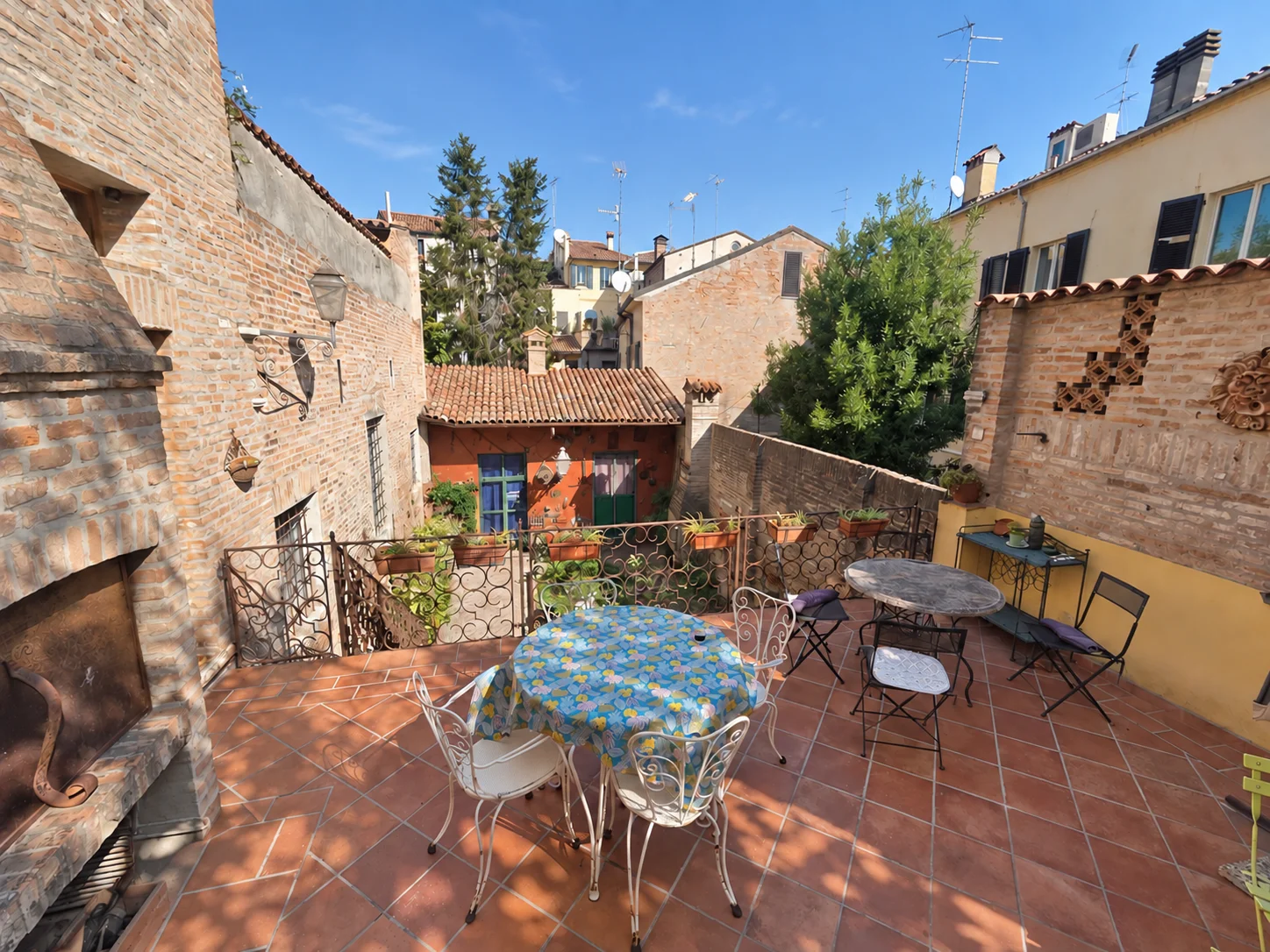 Terrazza comune con tavolini e affaccio sui tetti di Ferrara